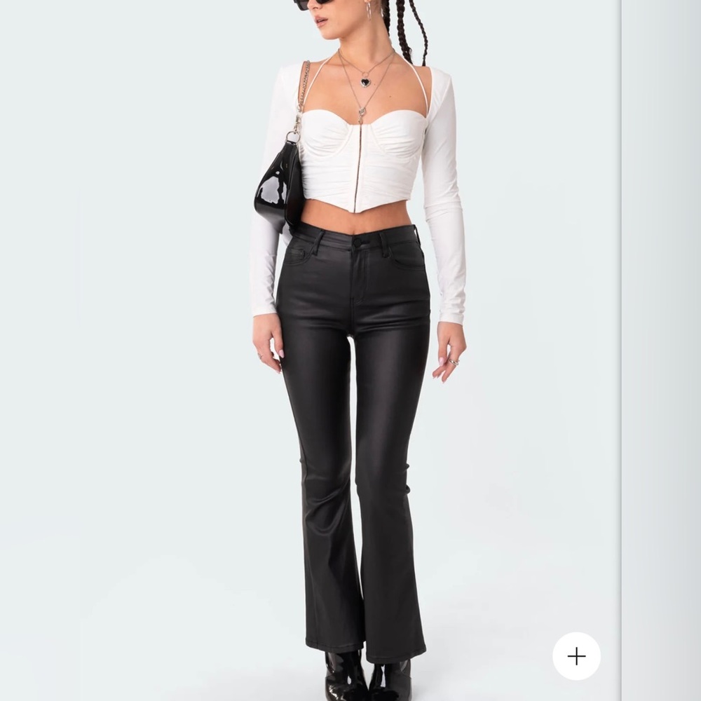 Body flattering leather pants!! Soooo cute💗💗